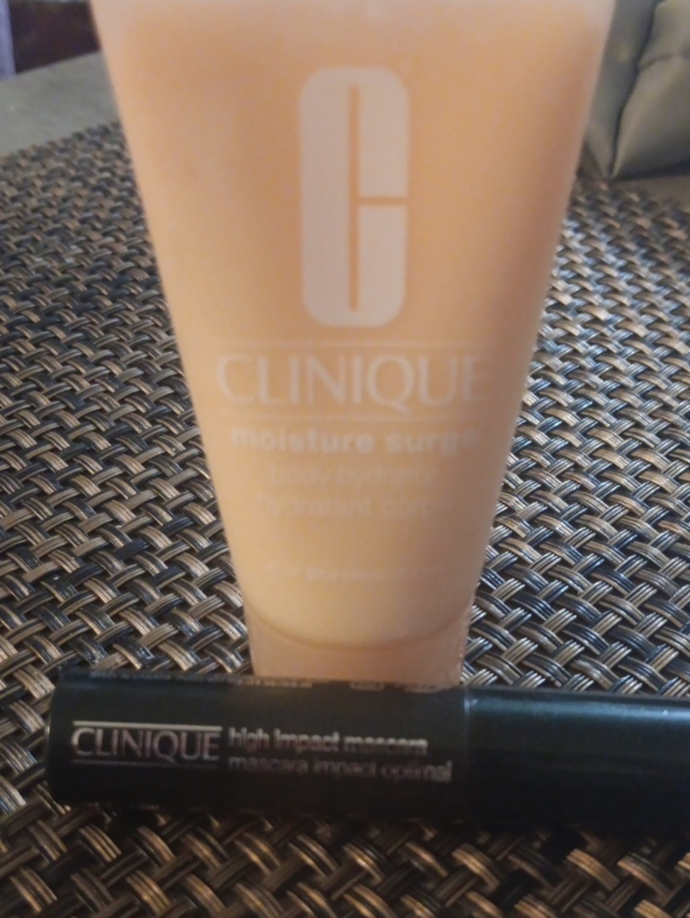 Clinique  Moisture Surge body Gel & Black High Impact Mascara Duo For Travel